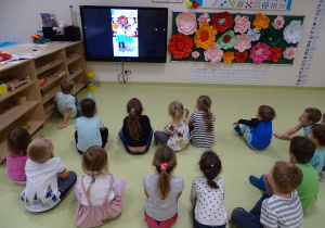 13 Dzieci oglądają nagranie